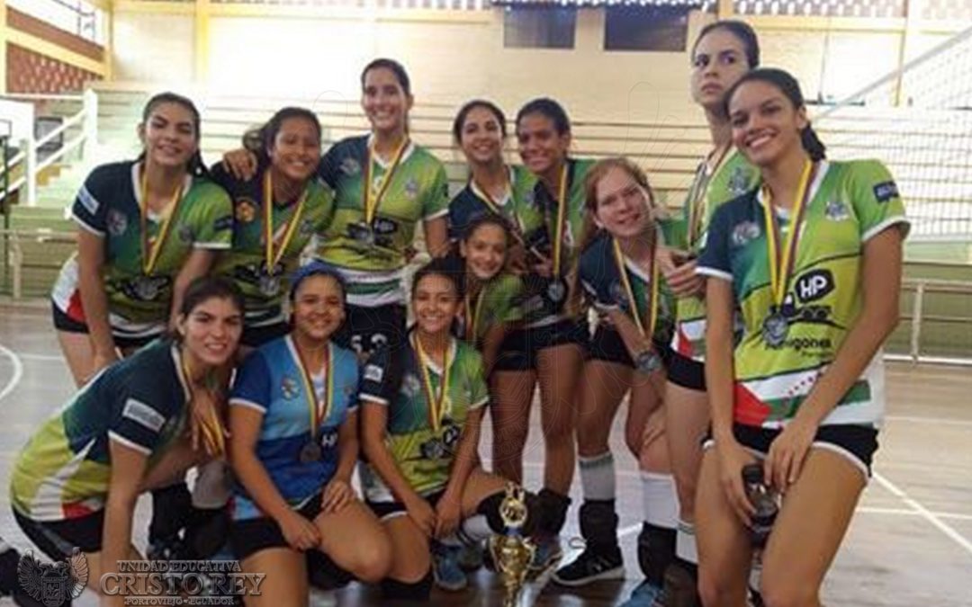 Cinco estudiantes UECR destacan en campeonato de voleibol en Macas