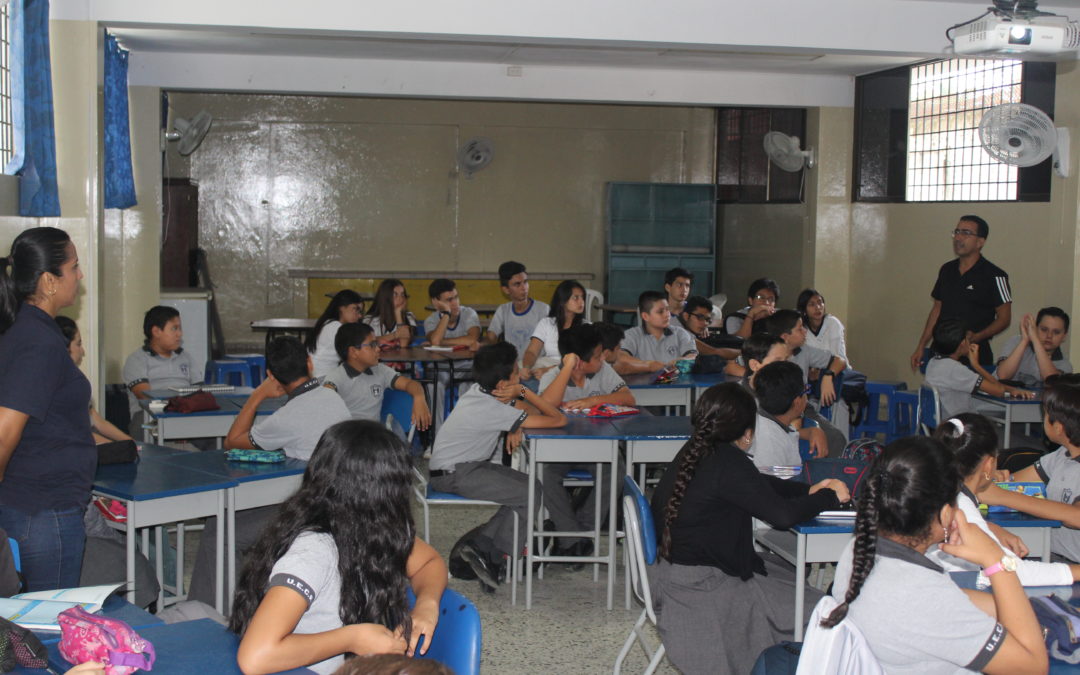 Estudiantes que recién ingresan a la UECR se capacitan sobre la metodología de estudio.