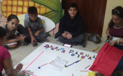 Padres e hijos elaboran maqueta de diagrama circular.