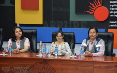 Escritora dialoga con estudiantes