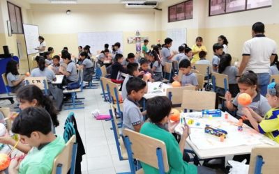 Manos que elaboran un Sistema Solar