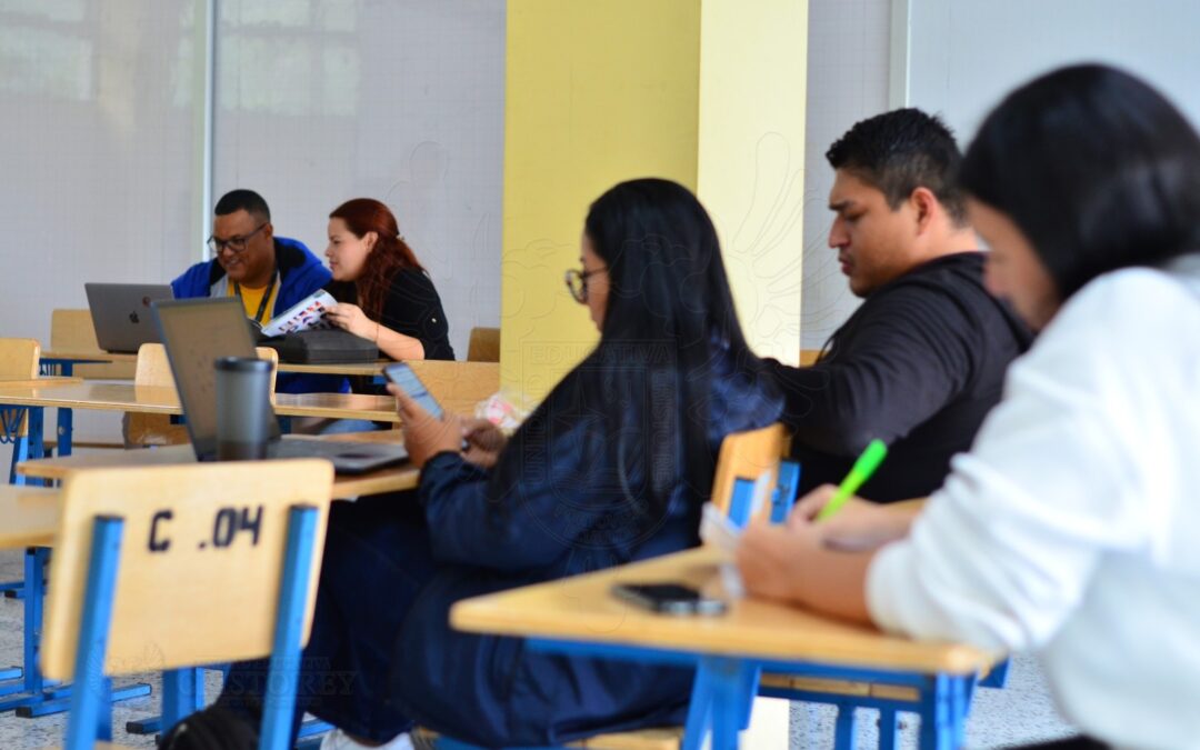 Docentes fortalecen sus competencias en lectura en inglés como parte del camino hacia el bilingüismo