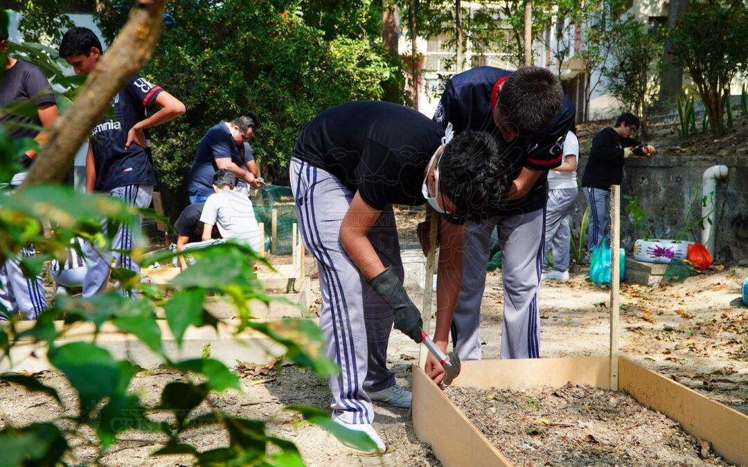 “Nuestra solución está en la basura”: estudiantes de Cristo Rey crean huerto sostenible