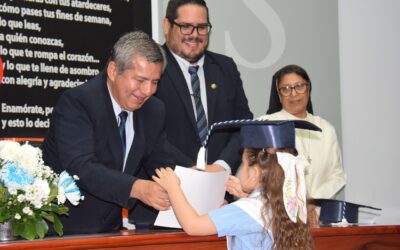 Inicial se despide con ternura y abraza Primero de Básica