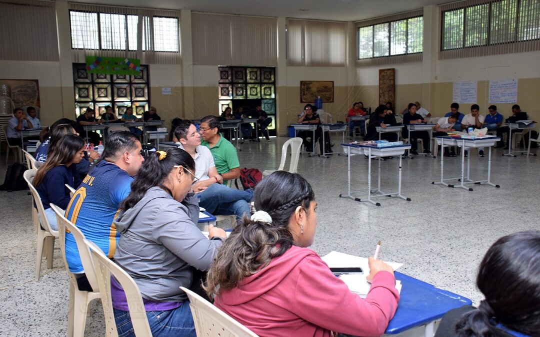 Docentes de la Unidad Educativa Cristo Rey continúan su formación junto a la RUEI