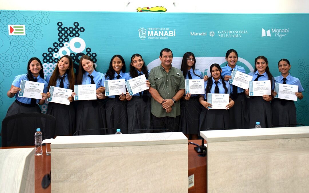 Deportistas de la Unidad Educativa Cristo Rey fueron homenajeadas por la Prefectura de Manabí