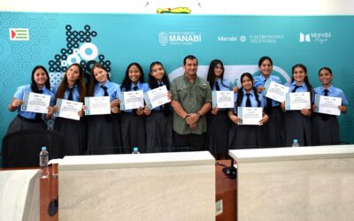 Deportistas de la Unidad Educativa Cristo Rey fueron homenajeadas por la Prefectura de Manabí